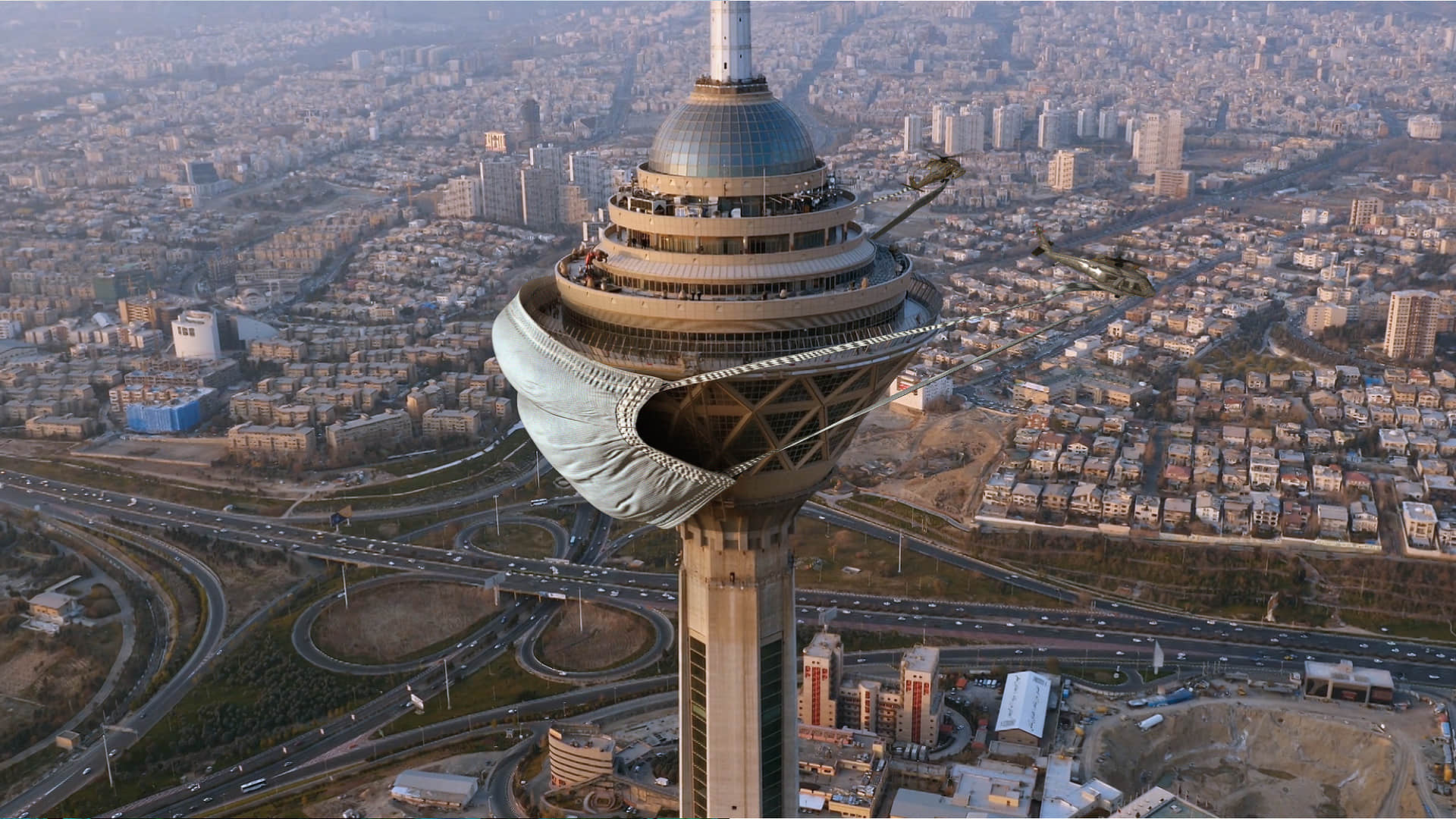 直升机为德黑兰的默德塔（Milad Tower）戴上口罩，2020 ©Hamid Ebrahimnia